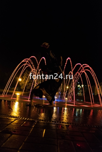 Городской фонтан на площади